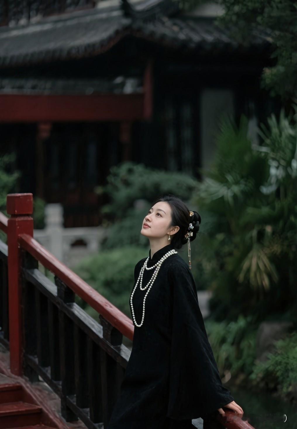 为什么有的女人，
越老越有韵味呢。
她们把岁月当养分，
皱纹里藏着故事，
笑容中