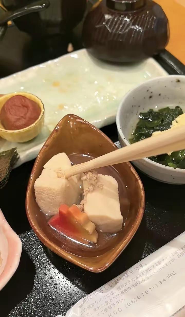 一博主为了流量学日本人吃生的山药

生山药磨碎搭配白米饭吞咽

生山药搭配米饭特