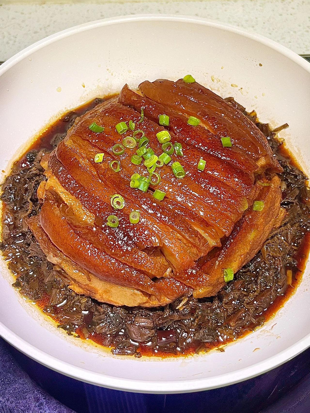 太下饭了！一碗米饭都不够吃！梅干菜扣肉
软烂的肉配上米饭！绝绝子！下饭神器！
食