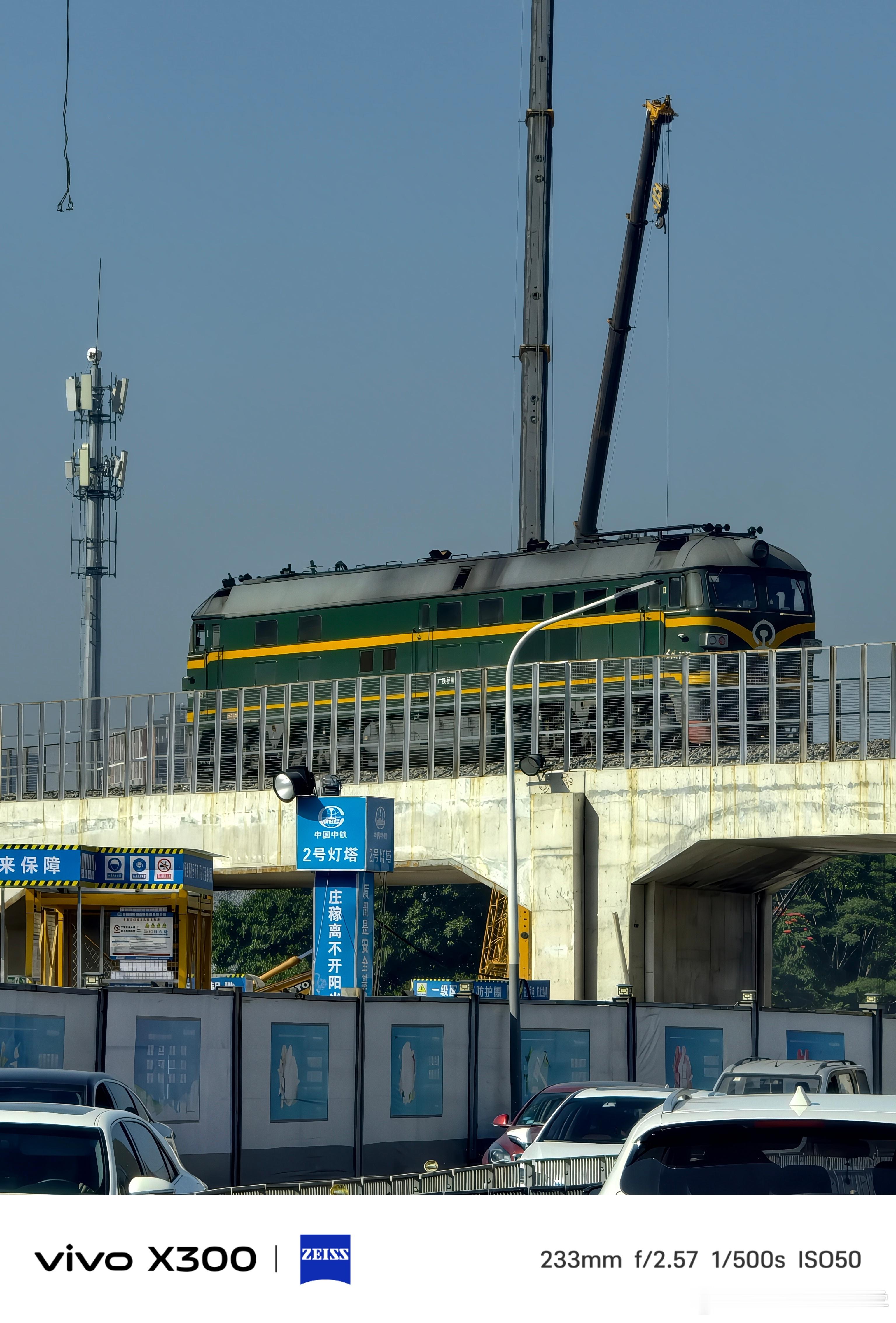 第一次看到只有个火车头的火车！别说短短一截还挺可爱