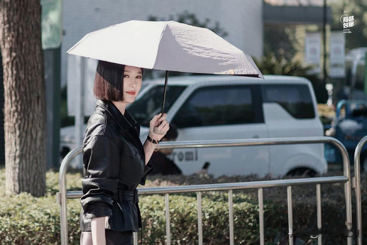 优雅漫步，黑白经典穿搭，伞下风姿绰约
