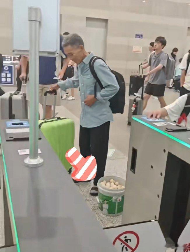 一路上这桶鸡蛋他得多小心翼翼所以啊，劝你的女儿，不要嫁太远。这跨越山海的路，太沉