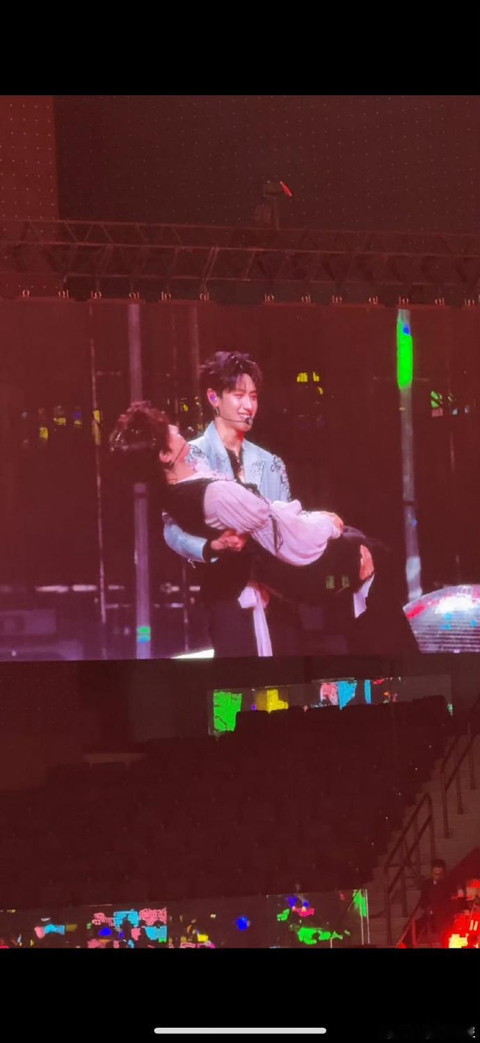 朱苏完成互相公主抱的画面呈现，双向的动作流露着二人的合拍。和谐的肢体互动，定格下