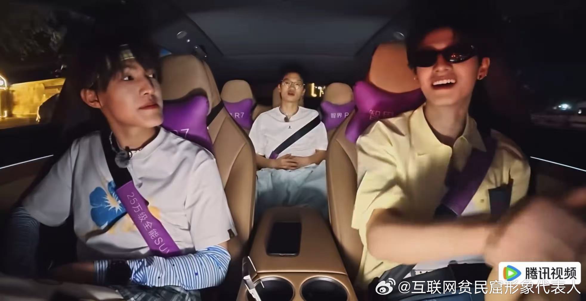 朱志鑫没想耍帅李飞笑朱志鑫一路向海的少年 听劝的朱志鑫被张泽禹一说就把墨镜摘了，