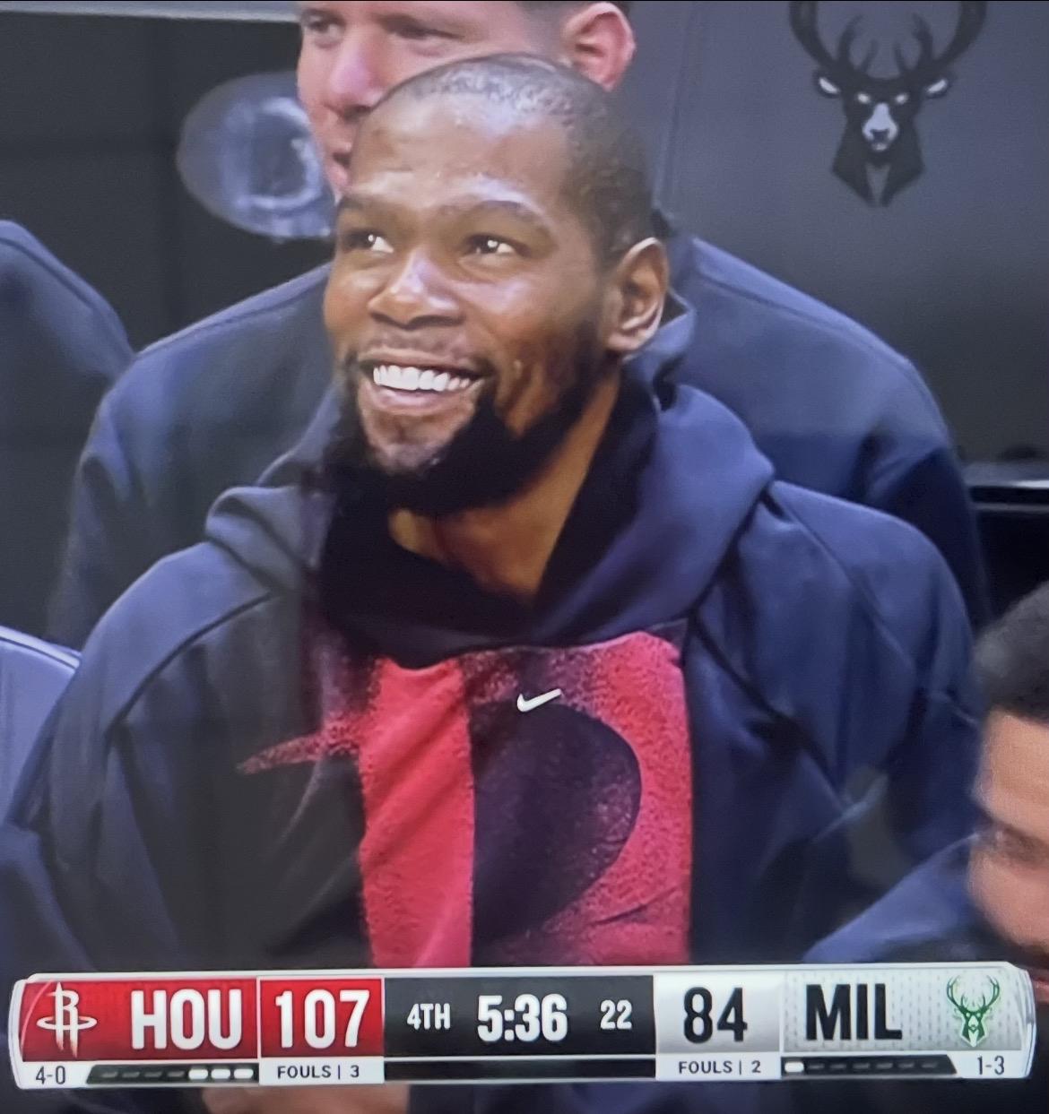 132比100，客场赢了雄鹿32分，火箭开季5连胜坐上联盟第一！本场球申京因伤没