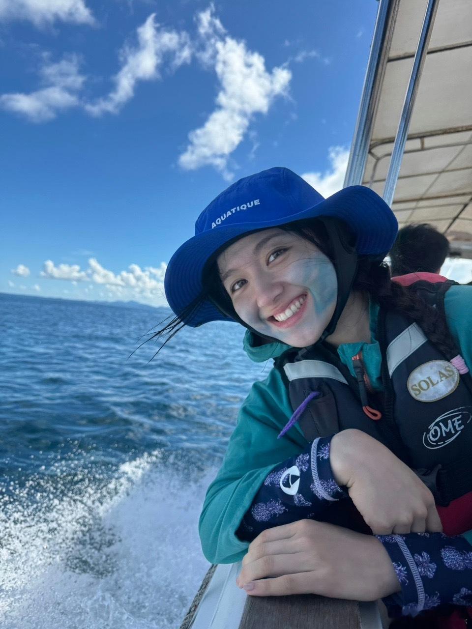 李兰迪[超话]李兰迪拿下潜水证书李兰迪涂了蓝色防晒泥 恭喜李兰迪拿下潜水证书！兰