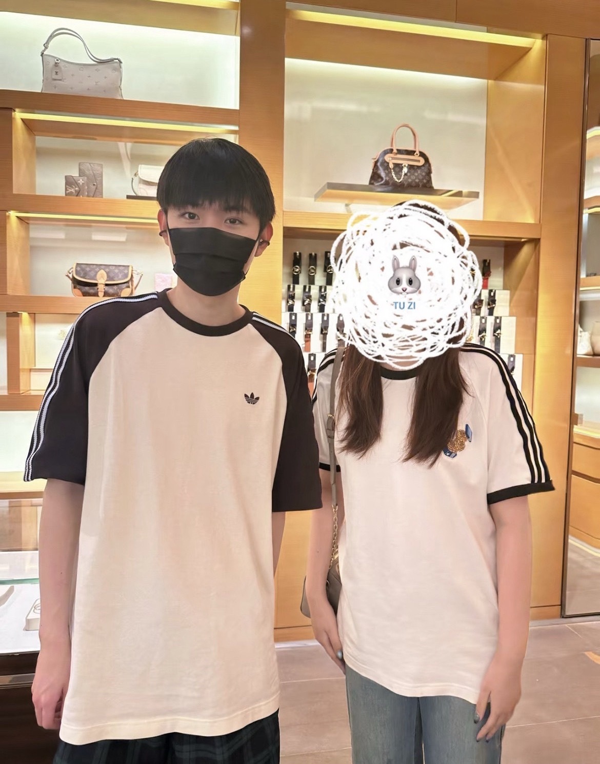 吃冰激淋保安不让进结果在LV门口啃啃啃然后还要助理姐姐给拿甜筒壳我笑晕了🥺 