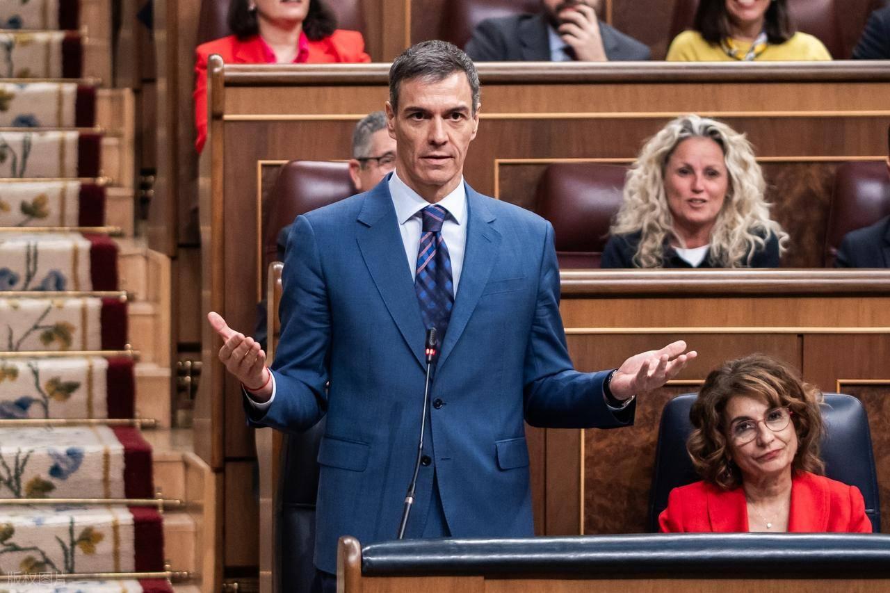 西班牙这是要跟美国彻底杠上了，西班牙首相桑切斯继此前对美国军事行动表达批评之后，