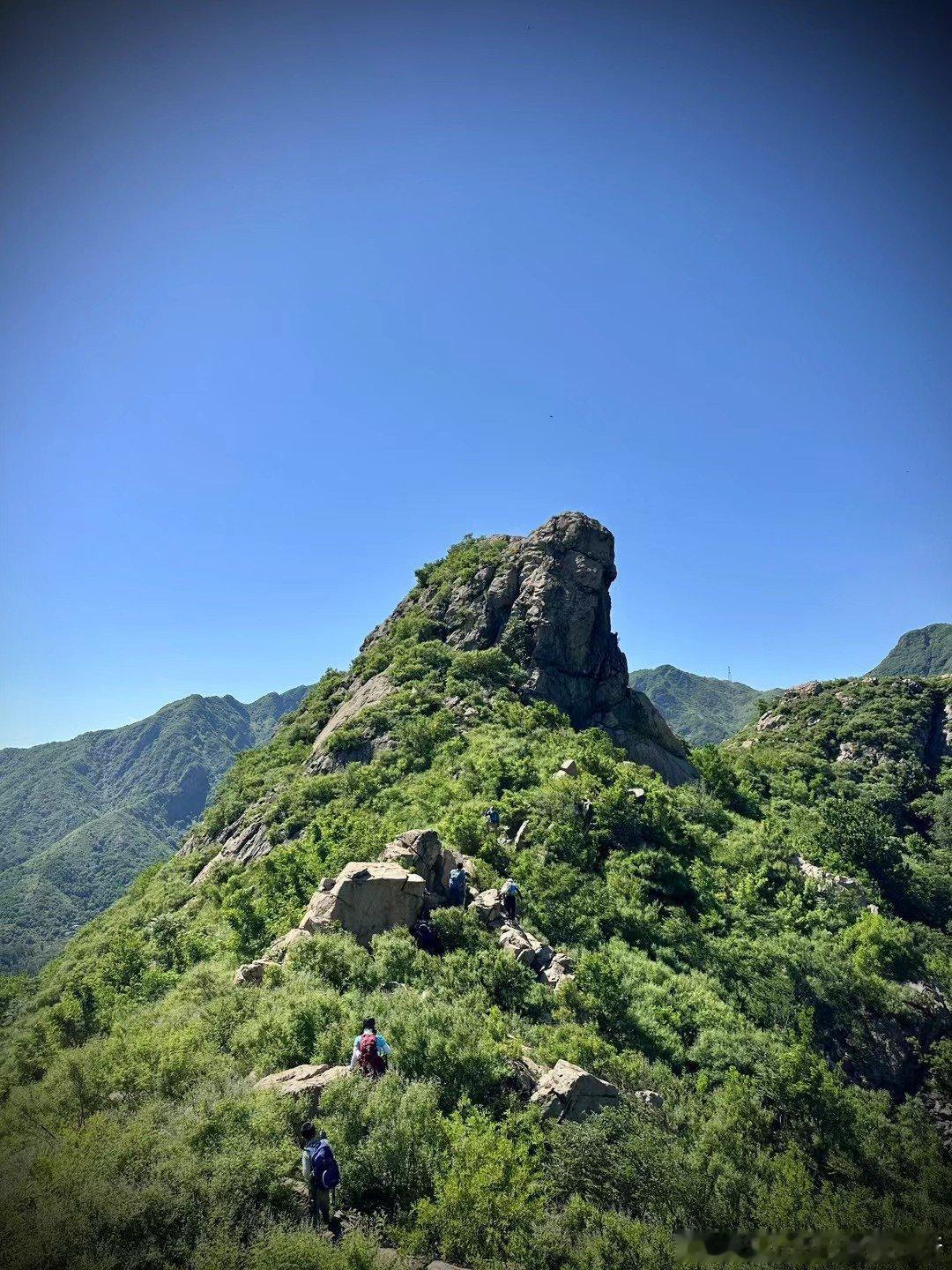 疲倦的午后伸伸懒腰，看看远山蓝天，滋养一下心灵吧。 