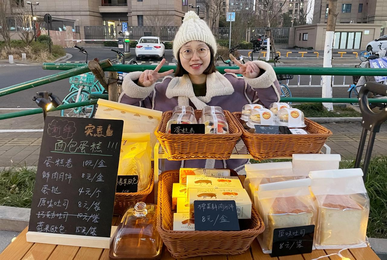 体验了一天摆摊生活
摆摊可真累啊，辛苦一天赚了一百块
总结了一些烘焙摆摊技巧，分