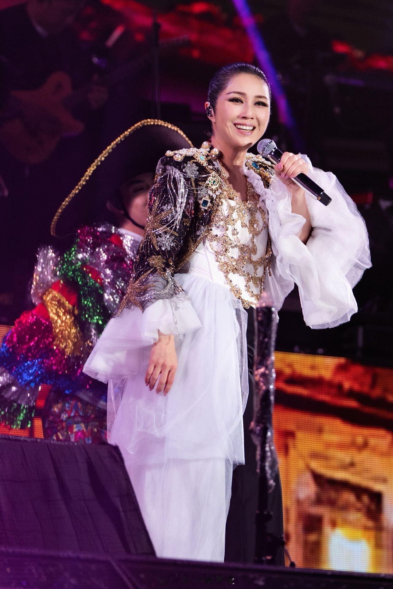杨千嬅解锁万人现场人浪杨千嬅演唱会万人人浪 唱到副歌她背对舞台随手一挥，三万人秒