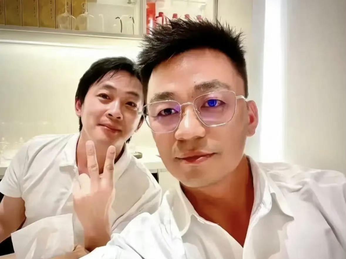 王宝强颜值开挂，戴上眼镜竟然帅成小鲜肉，网友：不喜欢这么精致的“宝宝”[捂脸][