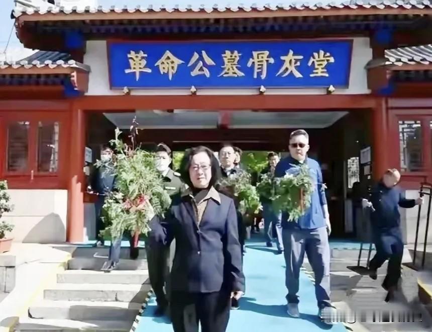 八宝山革命公墓古建红门肃穆庄重，匾额“革命公墓骨灰堂”字迹端正。
陈士榘上将夫人