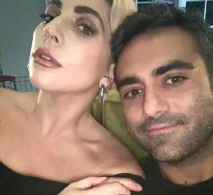 #LadyGaga订婚了#Gaga交往了四年才官宣订婚，不是她的风格啊？Gaga