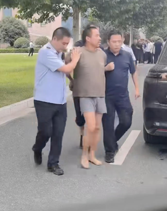 河南西平县重大刑案嫌犯被抓获，社区居民：其平时从事砸墙等杂活