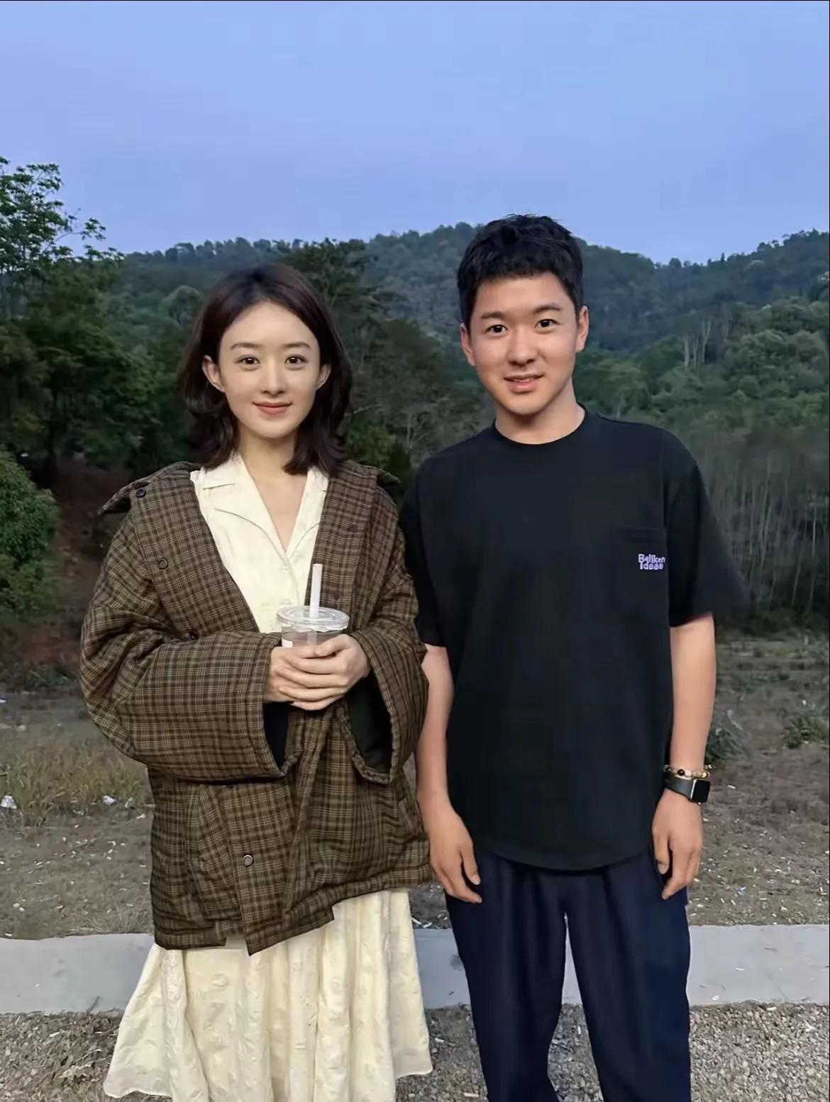 在这荒郊野外的，小哥能遇上赵丽颖真是运气太好了！天气估计是有点冷了，颖宝披着外套