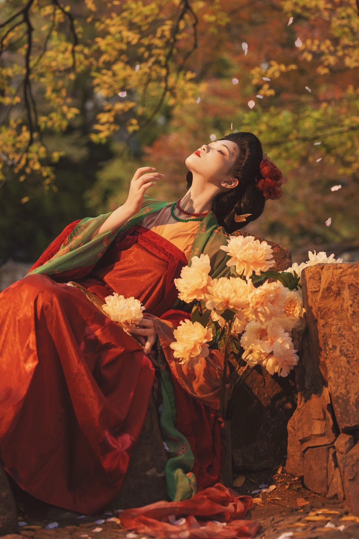 “一年好景君须记，最是橙黄橘绿时。” 秋天的虎丘和唐装太搭啦！