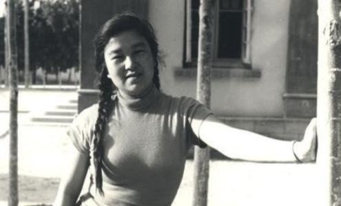 1955年，北京作协的2楼窗口，一双眼睛正死死盯着楼下做操的年轻女人。她22岁，