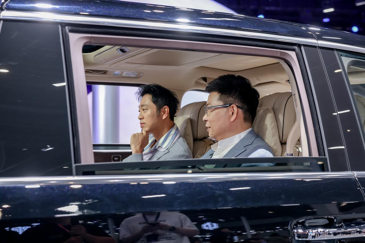 门店数量将破2400家，鸿蒙智行在下一盘怎样的棋？
在北京车展吸引眼球的众多新车