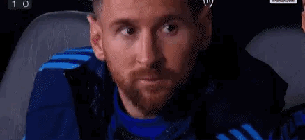 替补席的梅西，就似不懂踢球的小将。[捂脸]既害羞，又似脚痒痒了，但是“新人”要规