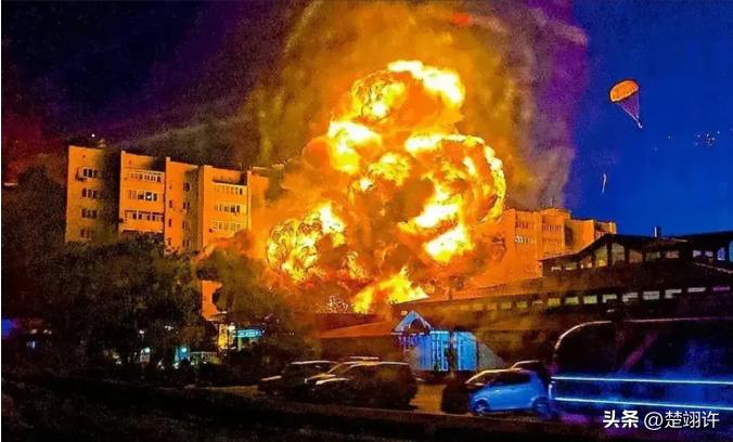 钢铁堡垒被烧红。俄炸弹堵死缺口，乌军大量尸体被烧焦，乌总司令急赴前线，俄军随时可