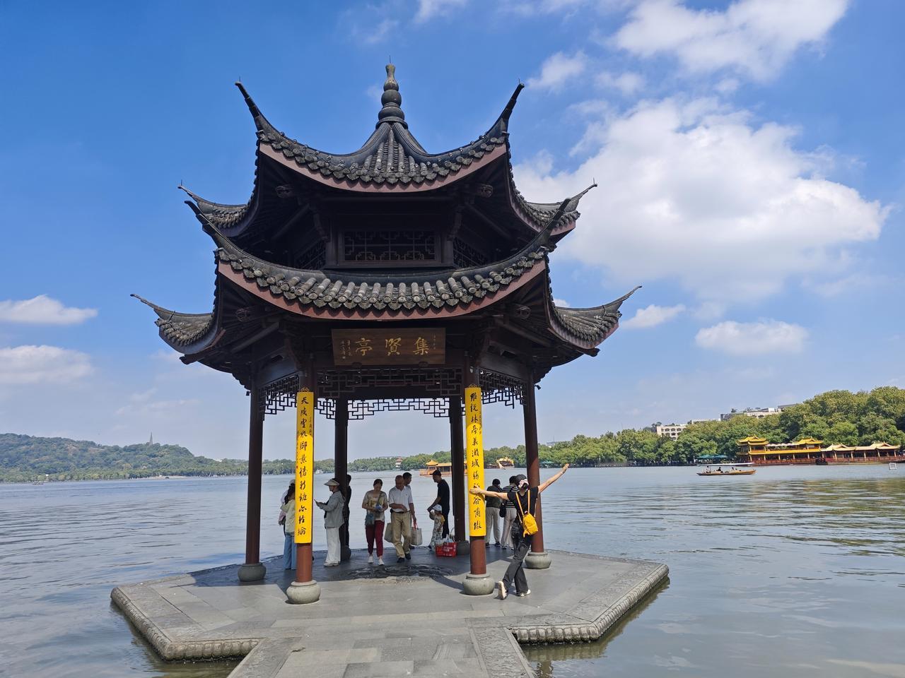 秋天的西湖，案边的枫树、乌桕等色叶植物在秋天已经开始呈现出独特的秋叶景观，与湖光