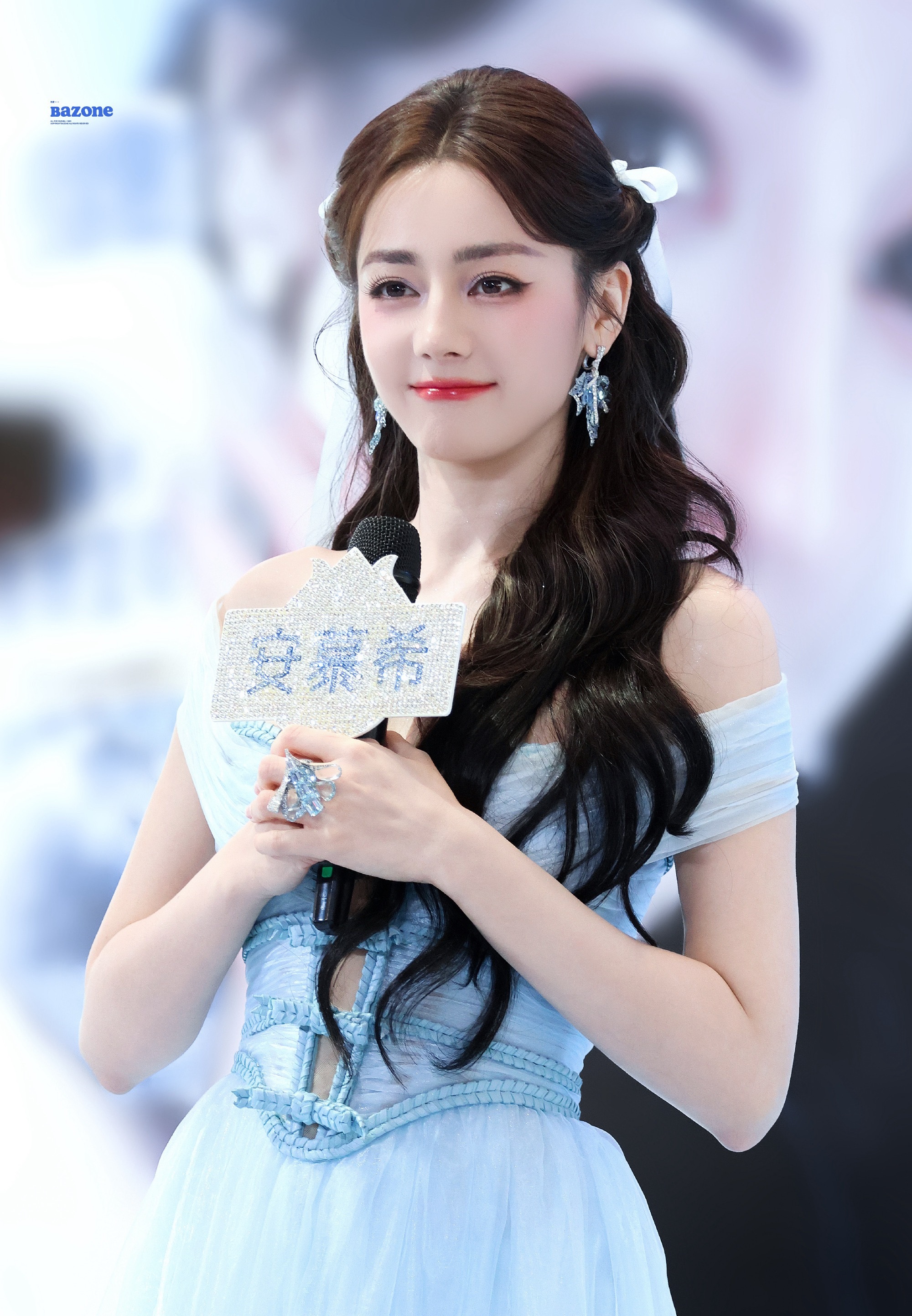 迪丽热巴全程都很不自在不得不说这套礼服颜值出众，仙气十足十分吸睛，可整体设计确实