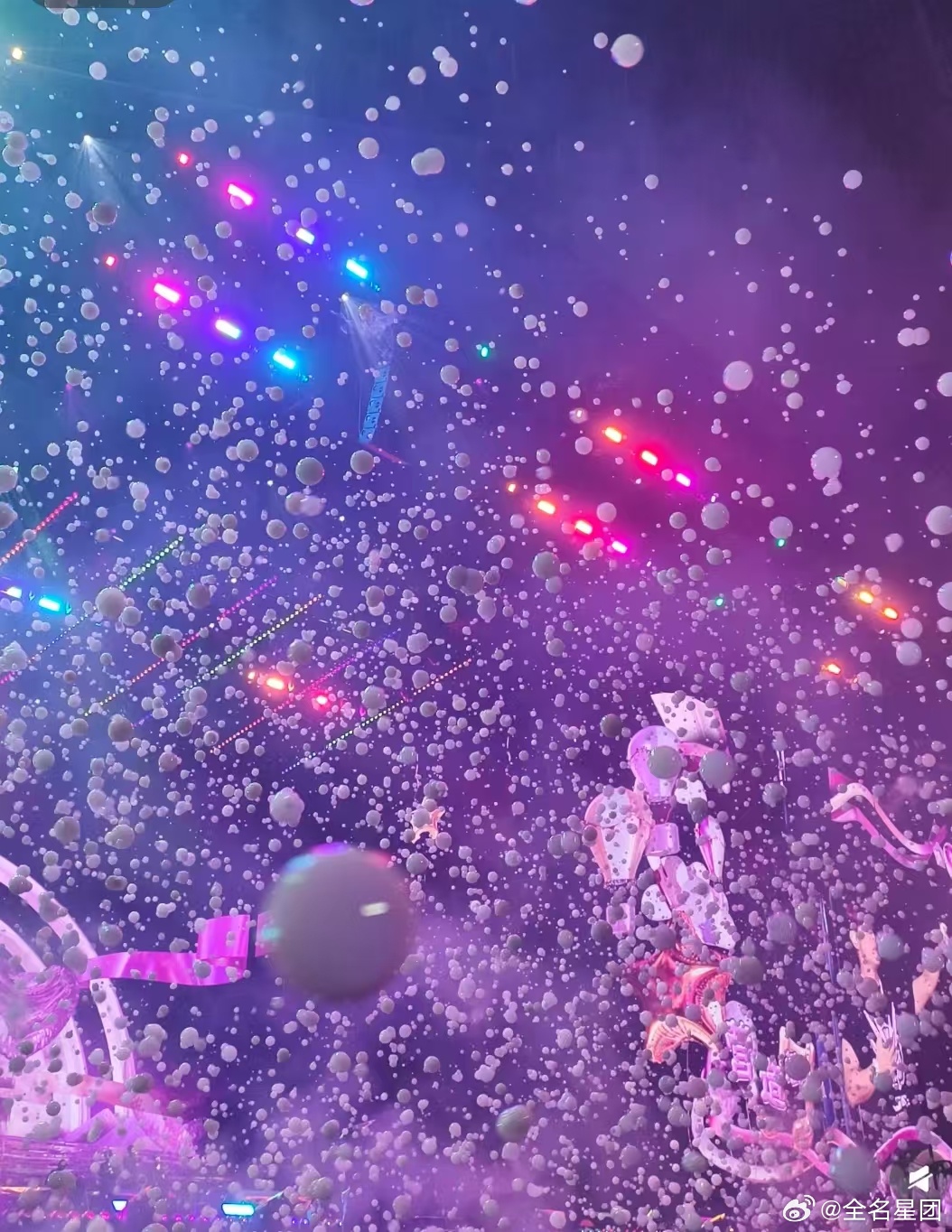 被周杰伦舞台浪漫哭了周杰伦才是真的浪漫疯子 救命！周杰伦的舞台在熬浪漫糖浆！粉色