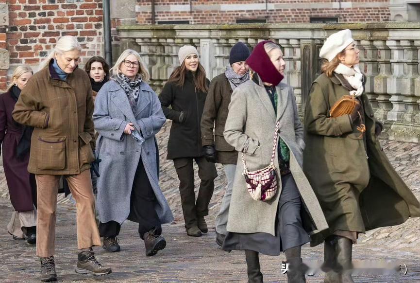 王室的狩猎活动，玛丽王后出席！还挺喜欢她的私服穿搭！