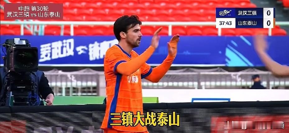 山东泰山队5比1大胜武汉三镇，上半场泽卡接克雷桑传球，单刀赴会，将球踢进球门，补