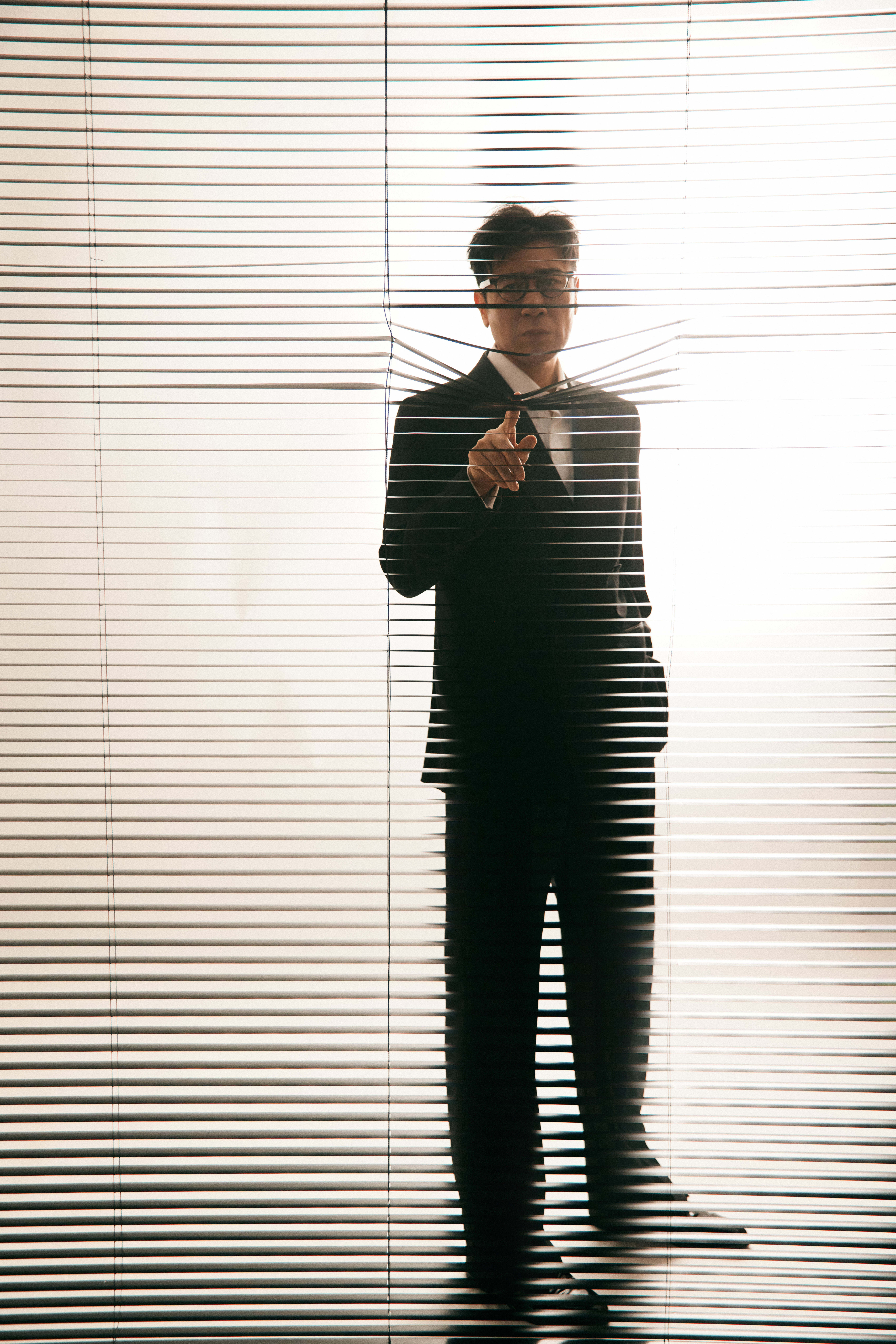 男明星们的门面当然在手上 ，演员于和伟带着电影新作《森中有林》出席本届北京国际电