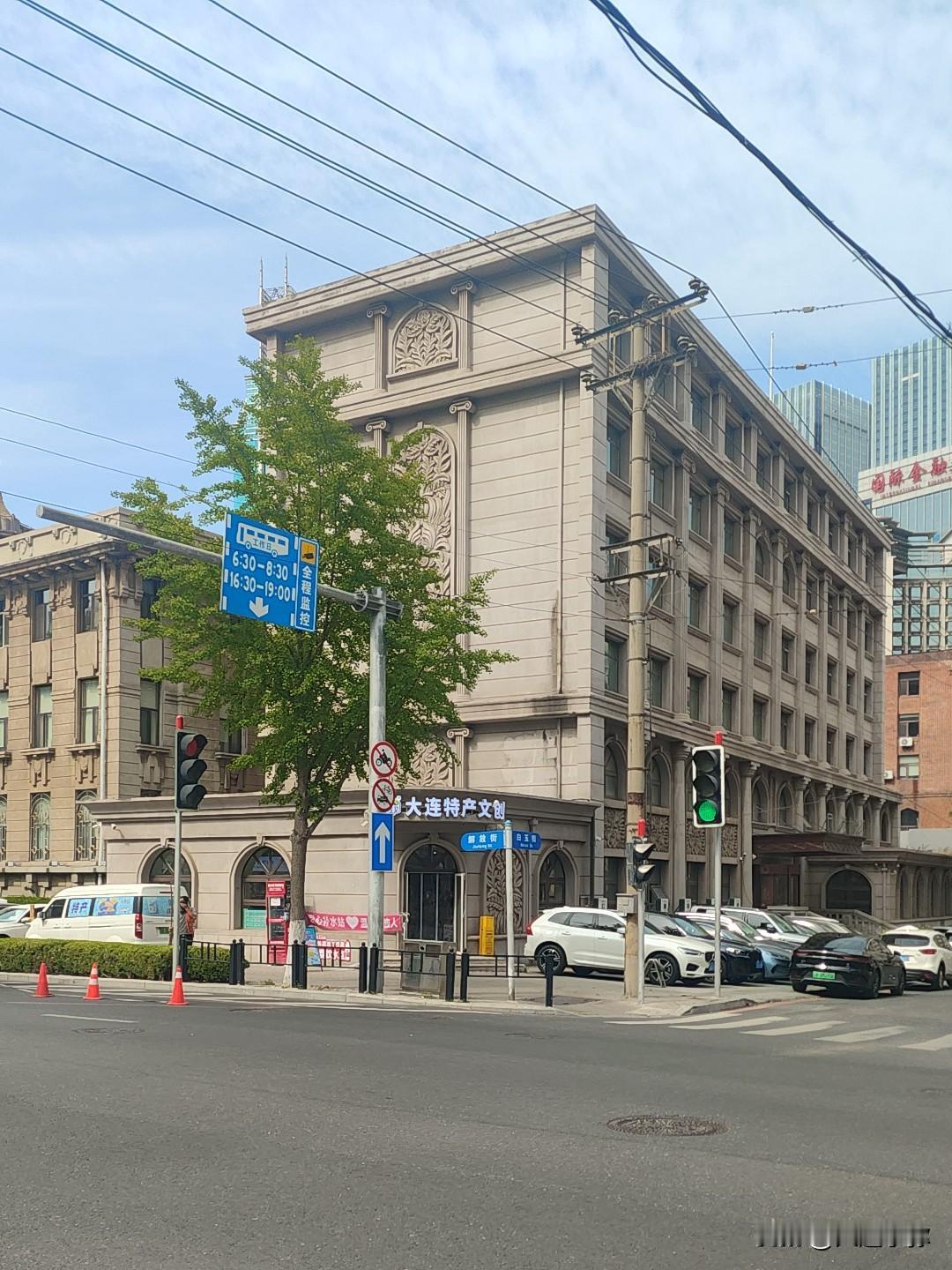 大连中山广场附近一家新开业店铺门前新设置一台爱心冰柜，一瓶凉水暖滨城！

在大连