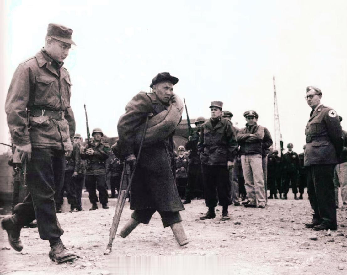 1953年，南朝鲜。交换回来的志愿军老战士，看他那如鹰隼般，深邃刚毅的眼神，虽说