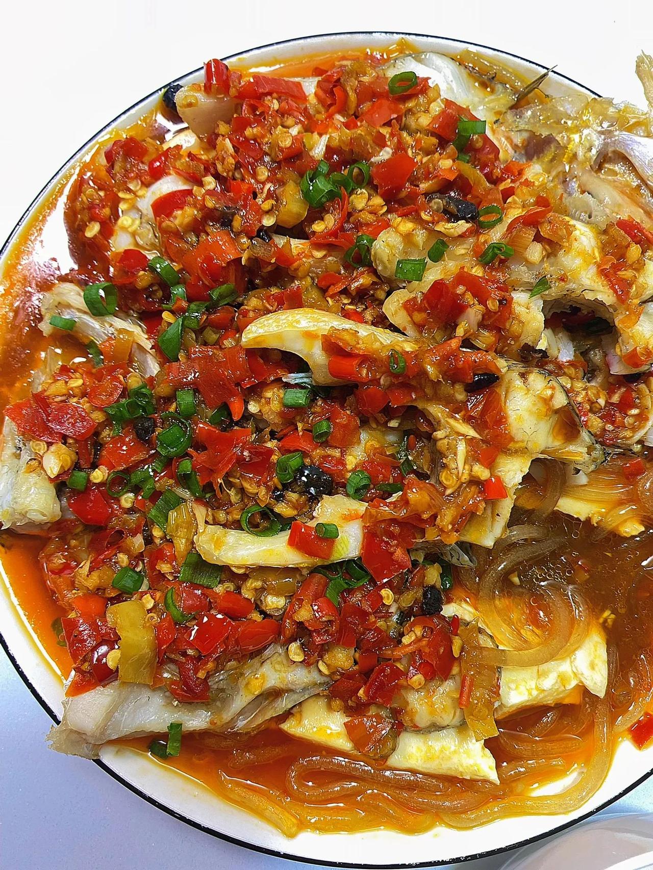 家庭版剁椒鲈鱼，巨巨巨好吃……无敌下饭呐
食材：鲈鱼 粉条 嫩豆腐 小葱姜末蒜末