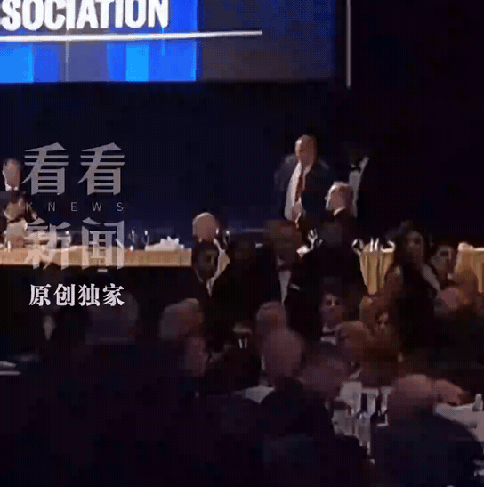 万万没想到。白宫晚宴枪击现场，大家都慌忙的找地方躲避，谁能想到，其中一个男子竟然