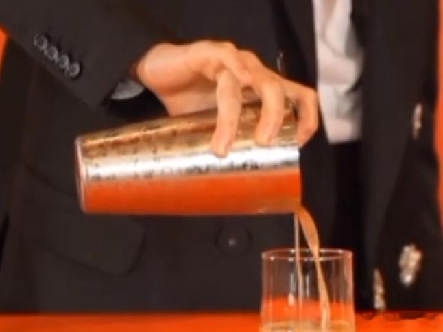 突然刷到昨天王鹤棣轩尼诗直播调🍷这铁骨铮铮的小拇指是在模仿谁 我不说棣欣引力