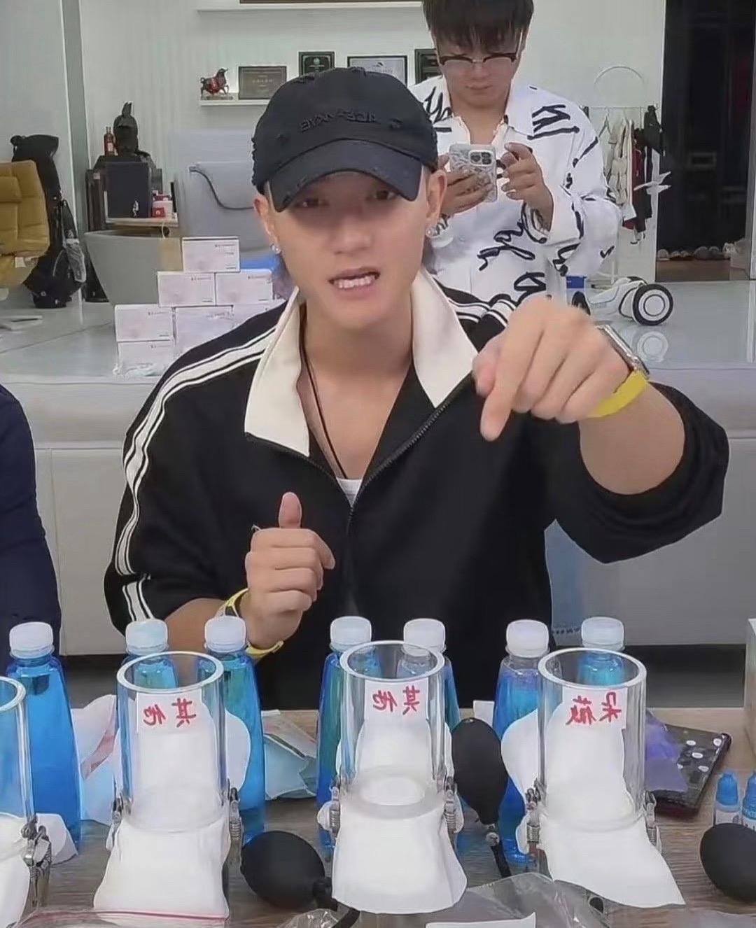 听说亏打算支持一单[笑哭]
说句实话，男明星代言女性用品什么化妆品了黄金了，很正