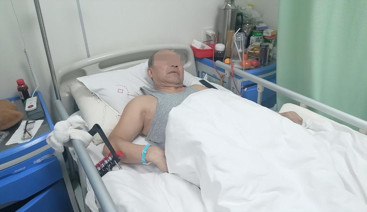 这话怎么看不懂了呢？辽宁大连，一名67岁大爷骑车回家时闯红灯被三车连撞，全身多处