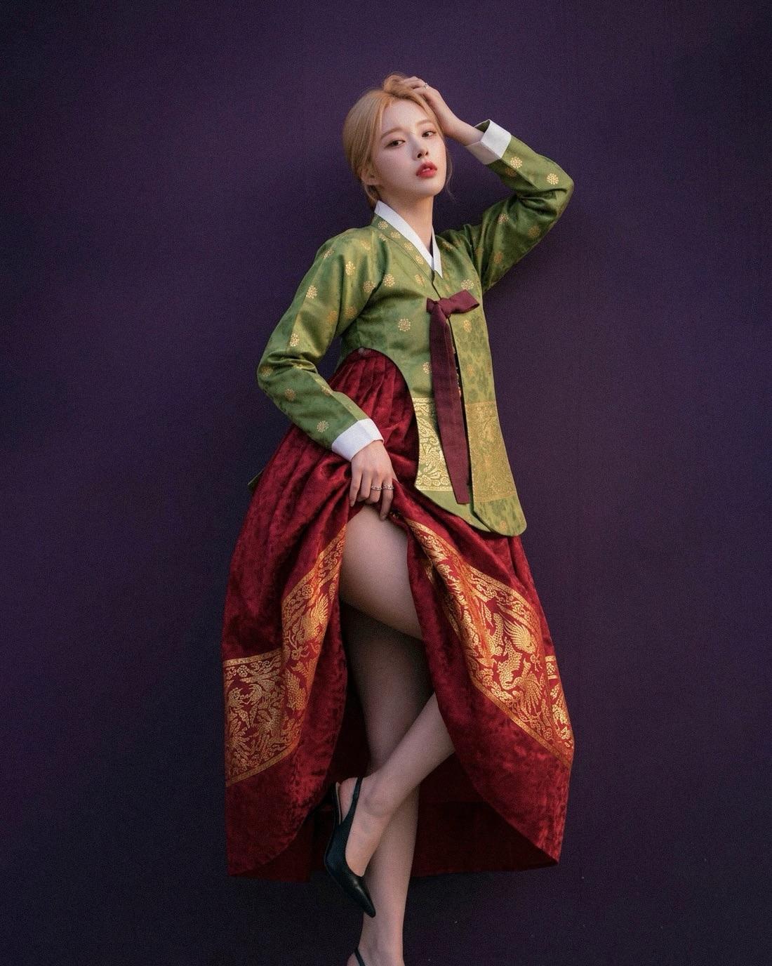 韩服+黑丝，妖娆妩媚！