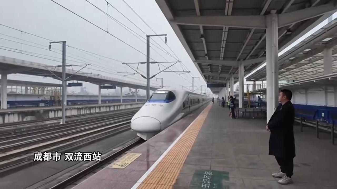 不载乘客只运货！成昆高铁快运趟趟爆满，60吨鲜货清晨直达
凌晨4点半的高铁站，没