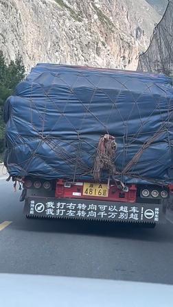 "人怎么能这么聪明！"川西线一货车司机为了好心提示后车，打灯示意，结果有新手司机