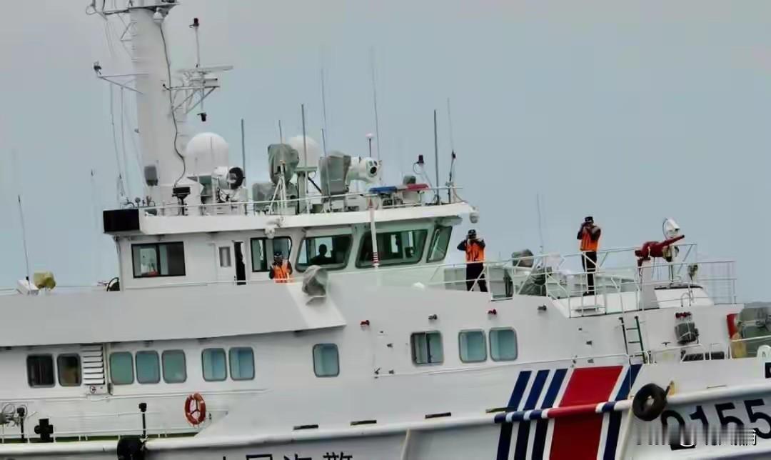 国庆放假，菲律宾偷摸闯黄岩岛，让中国海警给堵住咧

10月7号中午，菲律宾派了好