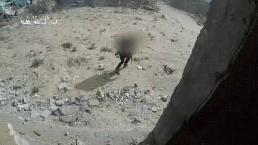 巴勒斯坦哈马斯下属的卡桑旅发布敢死队战士手持反坦克炸弹，炸死7名以色列国防军官兵