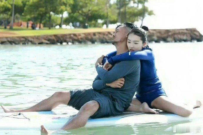 周冬雨为什么不穿平角裤，这都快露出来了[允悲][允悲] ​​​