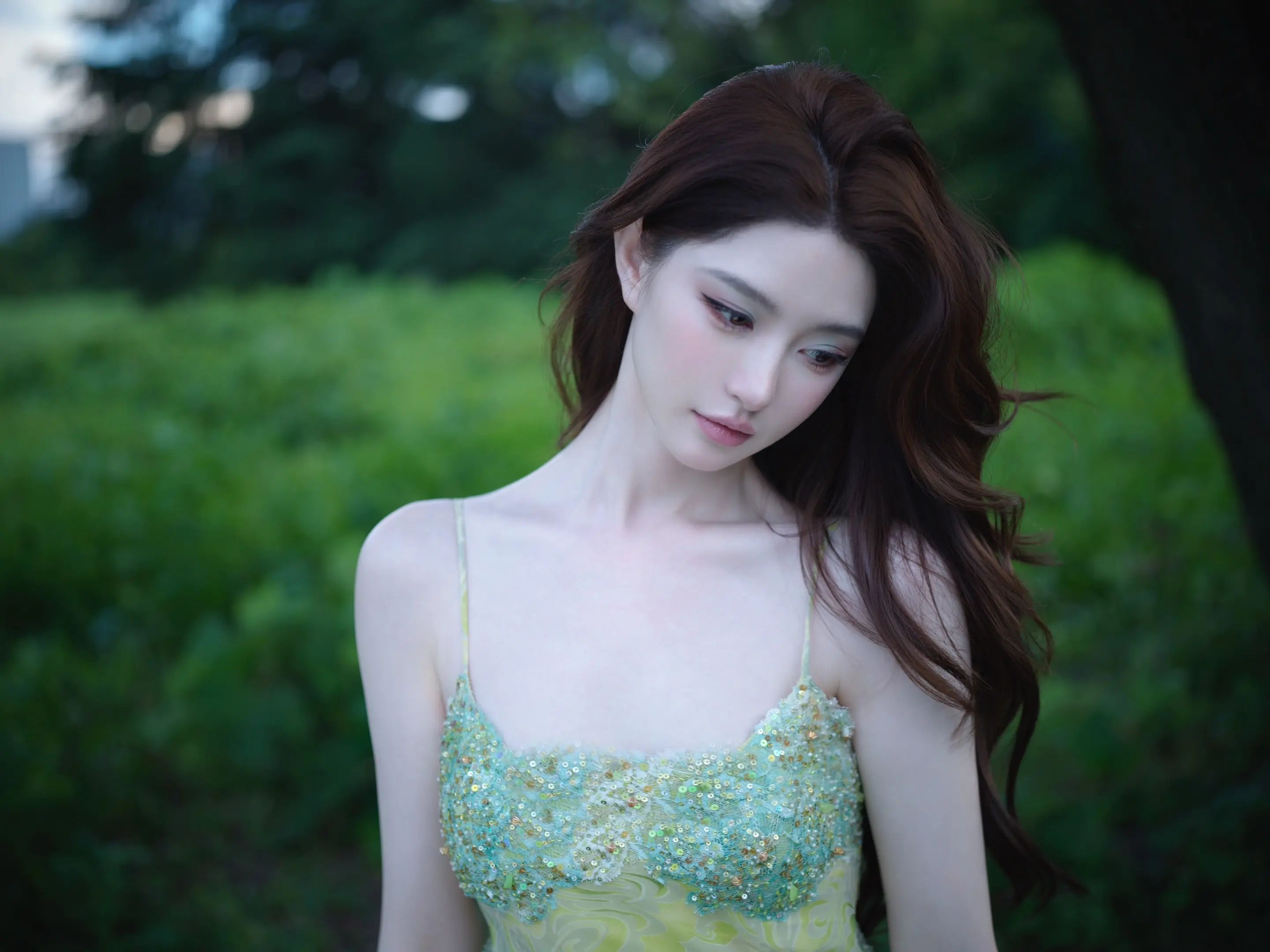 沉在暮色的青绿里。