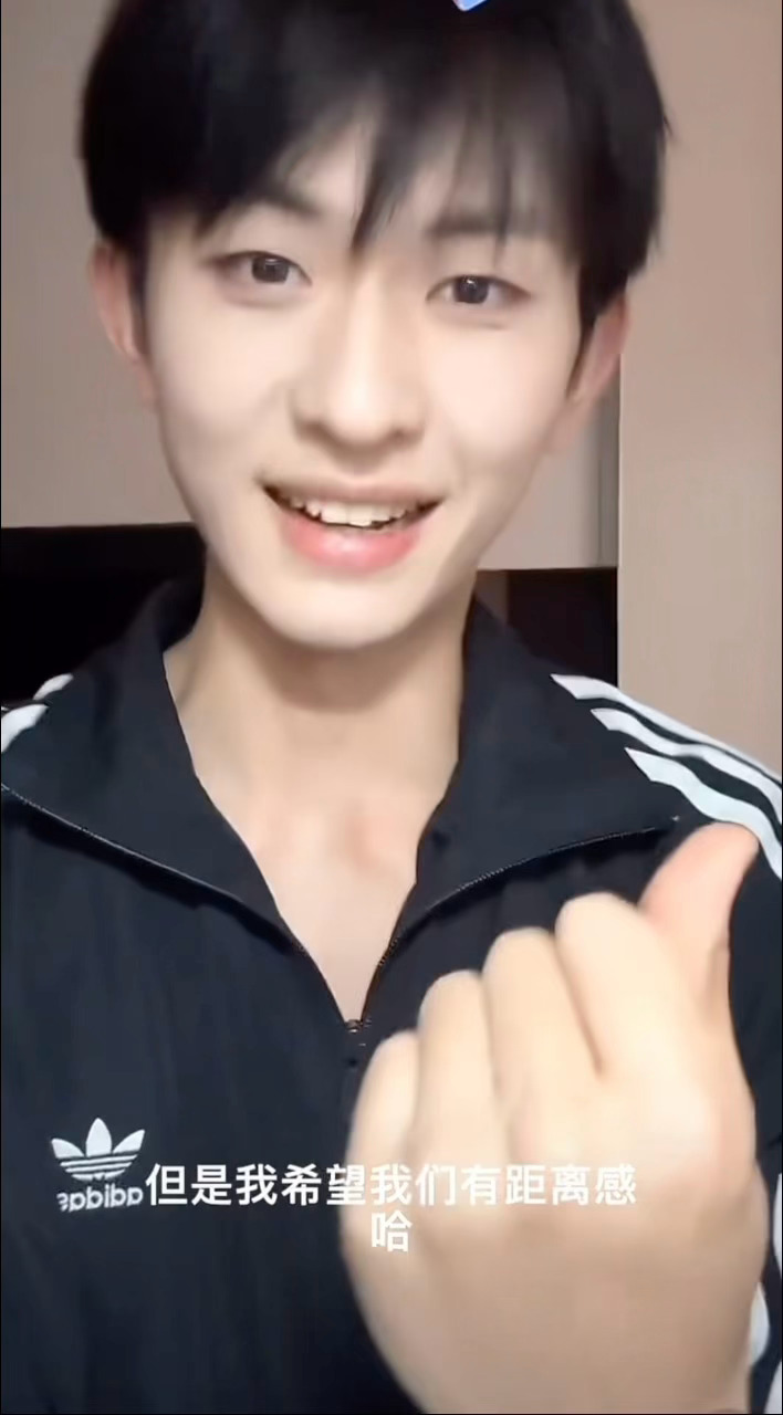 陈添祥[超话]  🍊安利陈添祥﻿ 添添开心～早上好啊！[太阳]​​​