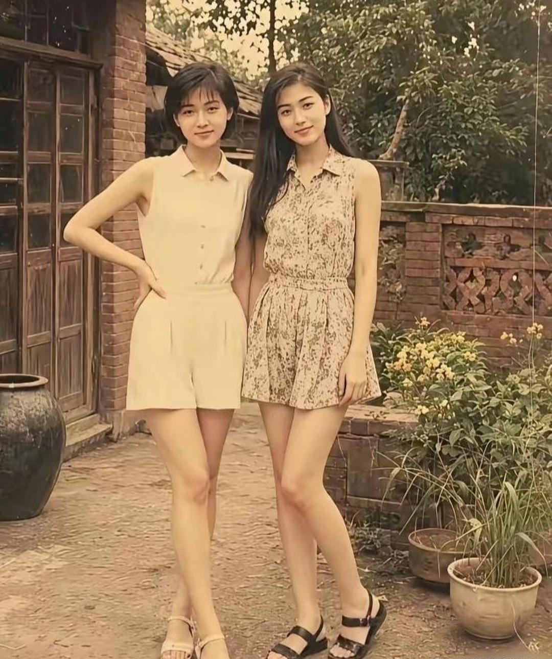 这是我妈二十岁和小姨的合影，这满屏的大长腿和纯天然美貌，老房子都跟着蹭颜值了。当