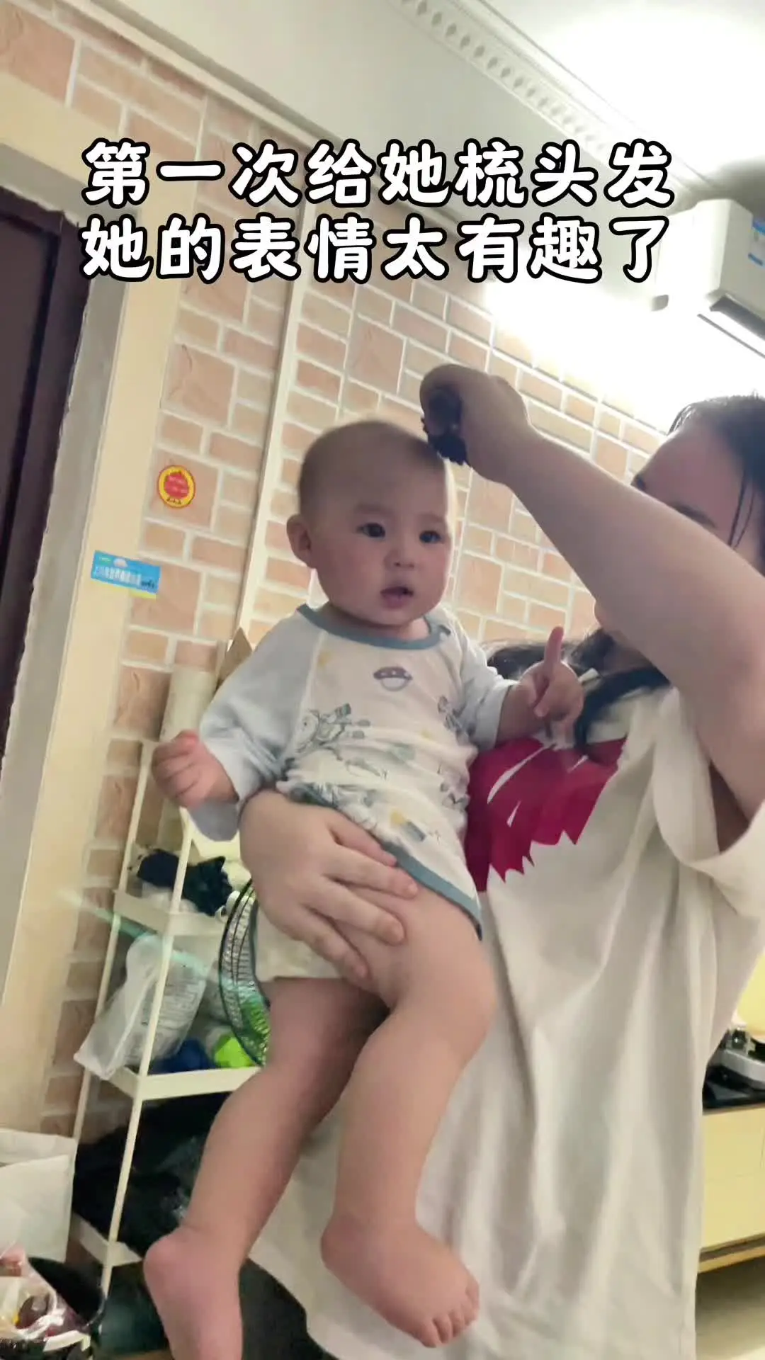 第一次给析析梳头发，表情太有趣啦… 析析头发真的太短了，没给她梳过头...