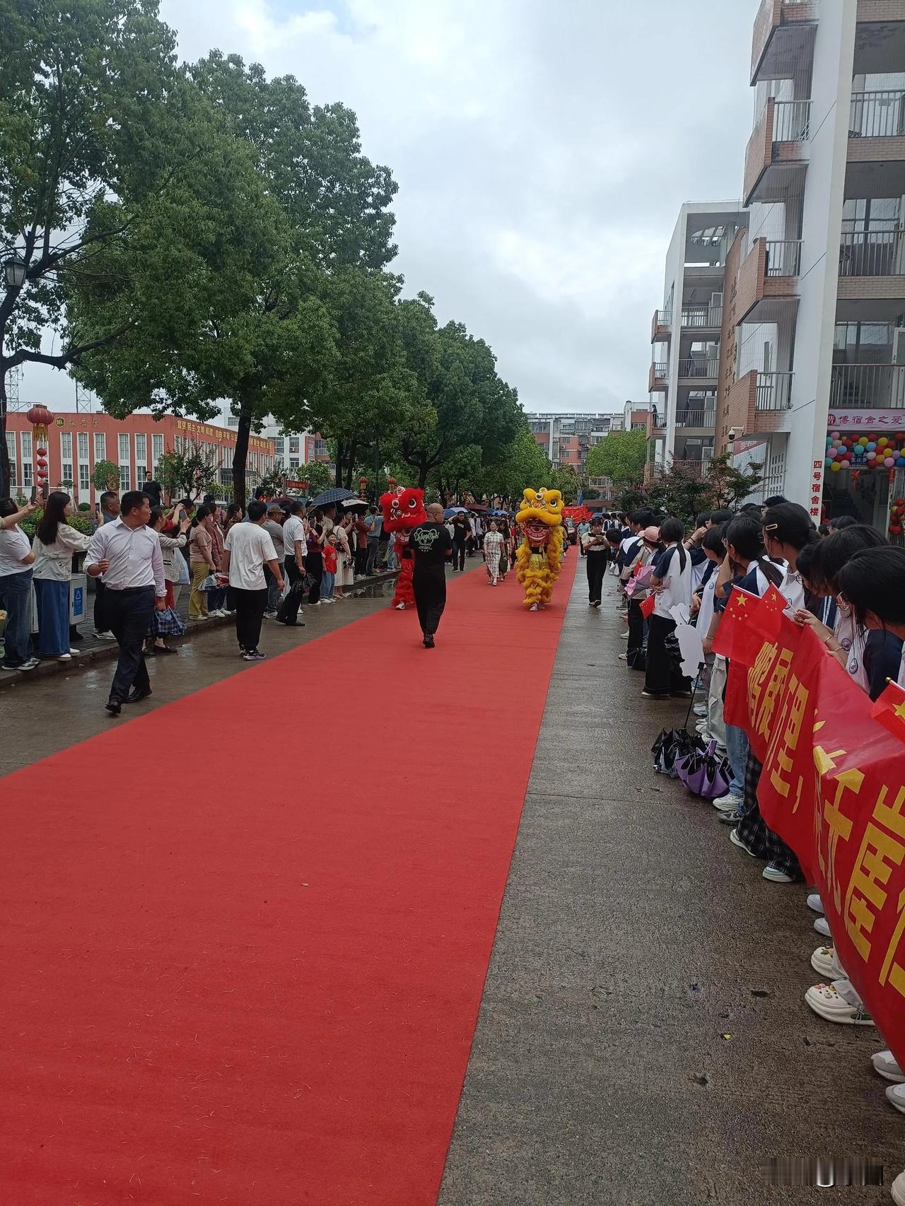 高考都这么有仪式感了吗？学校请了舞狮来为高三考生助威。

上战场前的战鼓声，激励
