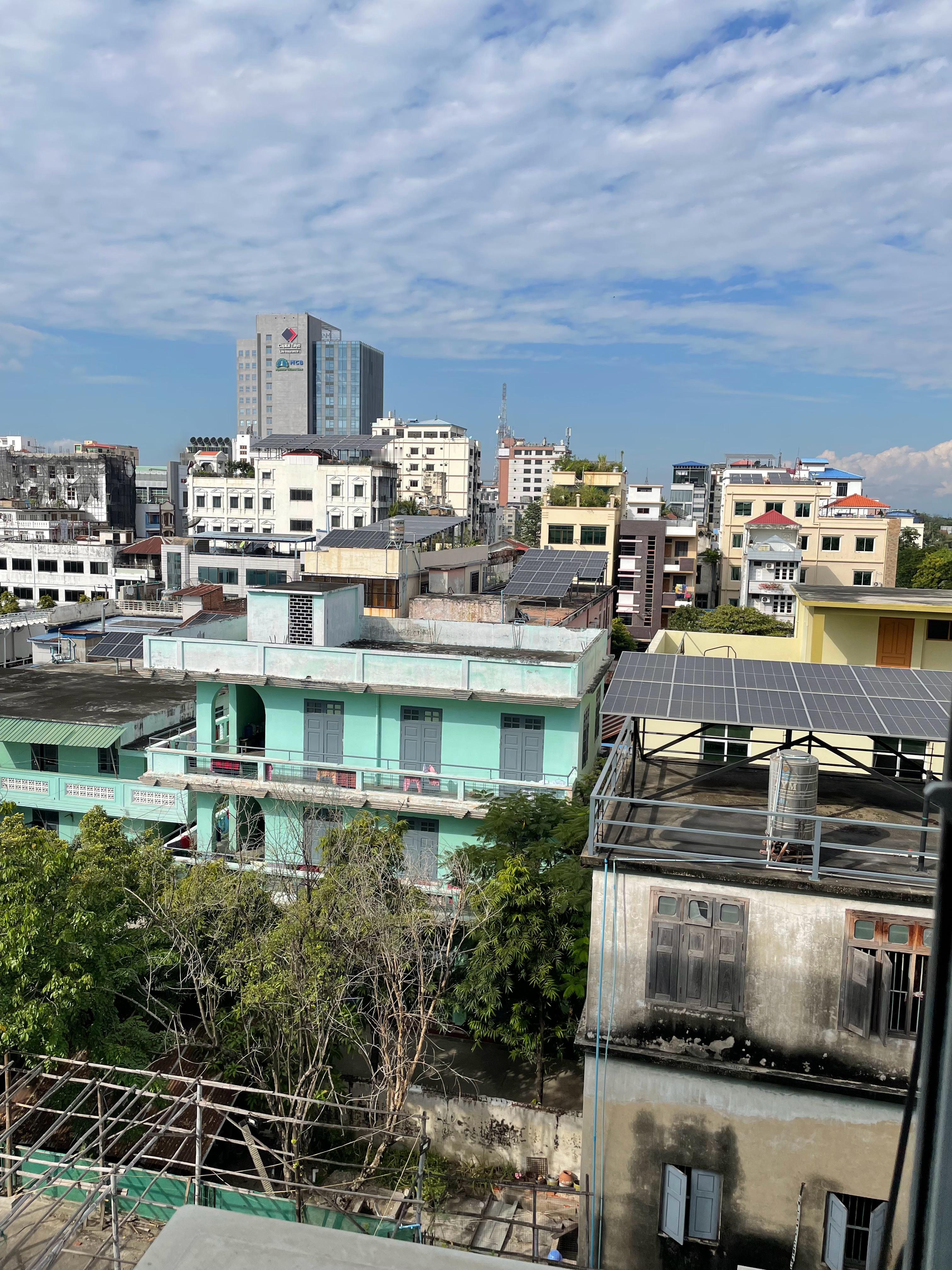 补充了电解质，喝了益生菌、胃药和维他命，感觉好些了。药店小姐姐：现在物资匮乏，不
